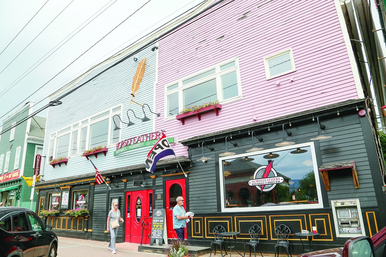 North Conway Village: Horsefeathers a valley institution